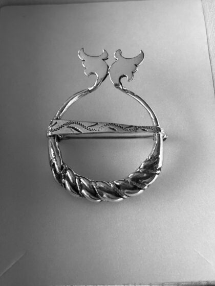Nameja design horseshoe pin